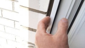 Герметизация внешнего шва после монтажа пластикового окна.