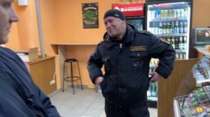 ПРОДАВЕЦ ВЫТАЛКИВАЕТ ПОКУПАТЕЛЯ ЗА НЕ УДОБНЫЕ ВОПРОСЫ / ВЫЗВАЛА ОХРАНУ И ПОЛИЦИЮ САМА НА СЕБЯ