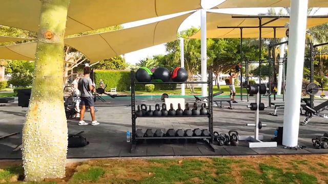 Fitnesscenter im Desert Rose Resort 💪🏋️🚴 смотреть онлайн