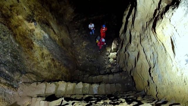 深山峽谷的山洞中出現一堵石牆，傳言近百人在牆後神秘消失，其內部到底發生了什麼？我們又是否能解密百人消失之謎？ смотреть онлайн