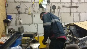 Выпрессовка пальцев поршней. Видеоуроки от Антоши.