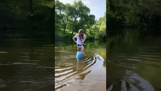как хорошо летом! Дети купались на речке ? смотреть онлайн
