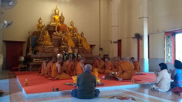 Монахи в храме Чалонг смотреть онлайн