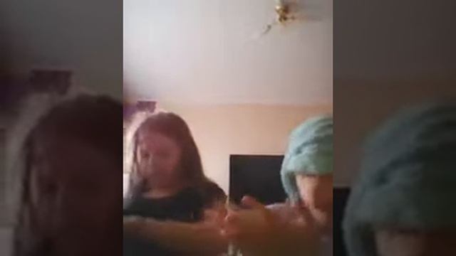 Играют в Челлендж кто проиграет получает в лицо майонезом смотреть онлайн