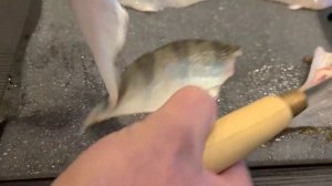 чистка  окуня на филе  за 1 минуту,2 способа разделки окуня
