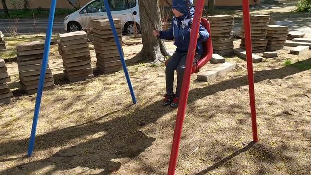 Темка. Учим кататься на качелях