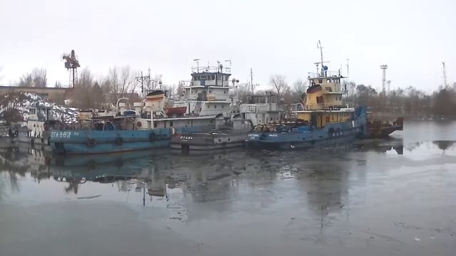 Теплоходы на зимней стоянке.Усть Донецк. смотреть онлайн