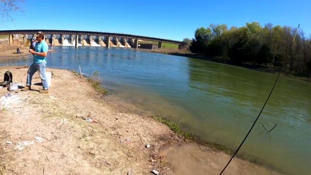 Рыбалка на живца . Бомбезная рыбалка по бассу смотреть онлайн