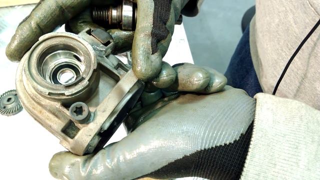 Чем смазать редуктор УШМ (Болгарки) обслуживание DeWALT D28136 обзор конструкции смотреть онлайн
