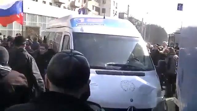 Пророссийские демонстранты бьют автобус детского дома с баннерами "Россия без Сирот". смотреть онлайн