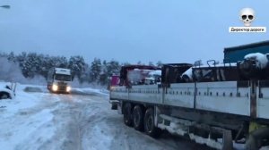Фуры висят на подъем. Снегопад остановил движение. Пересекаю Северный полярный круг. Дальнобойщики