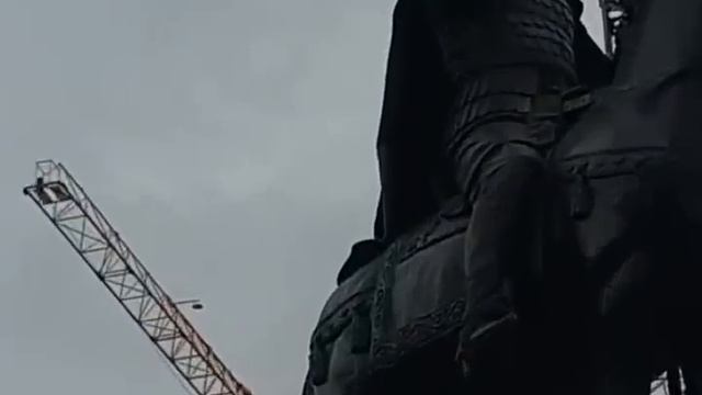 Мариуполь 20 сентября 2022 года. Проспект Мира. Памятник Александру Невскому. смотреть онлайн