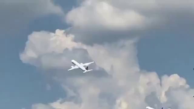 Пара новейших российских пассажирских самолётов МС-21-300 над Жуковским сегодня днём! смотреть онлайн