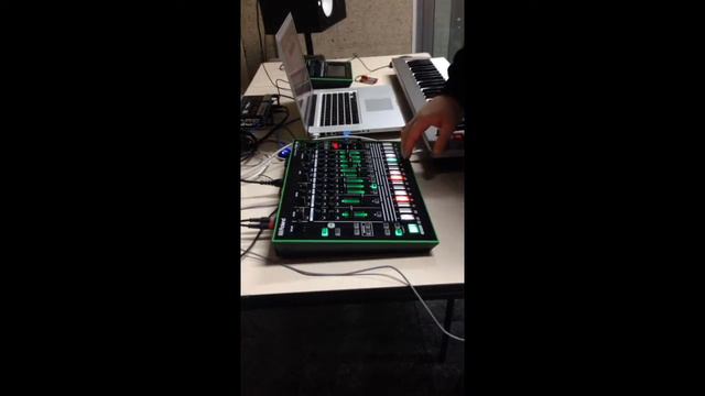 Roland tr8 Live Techno 909 improvisation смотреть онлайн