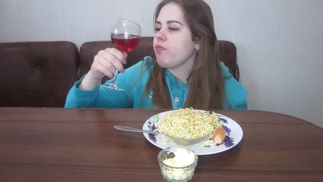 Мукбанг лапша Ролтон БП и сосиски! Вкусно. Ответы на вопросы.