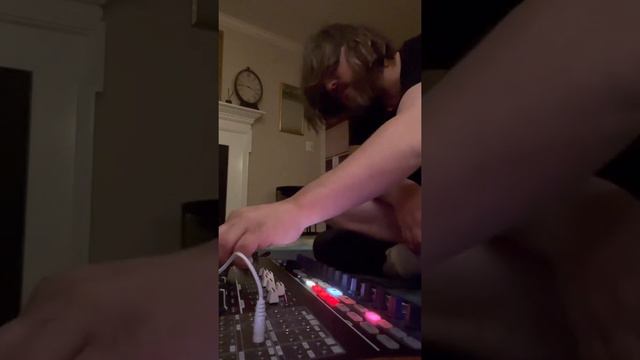 Arturia MiniBrute 2s Drone Tweaking No Sequencer смотреть онлайн