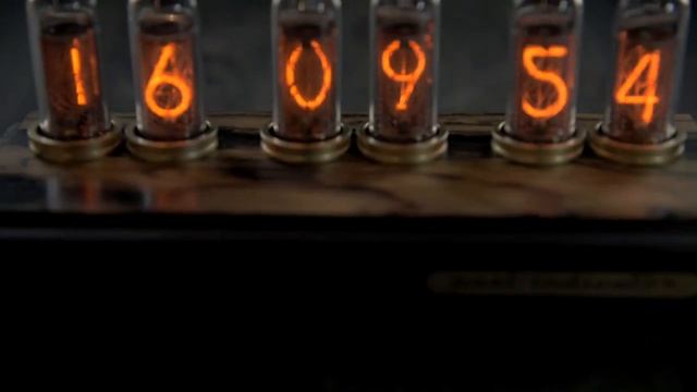 Ламповые часы "Лунный эбен" от Past Indicator смотреть онлайн