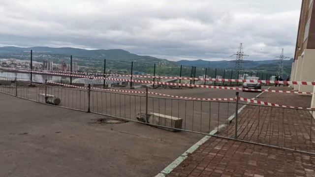Сползание склона около дома в Студгородке смотреть онлайн