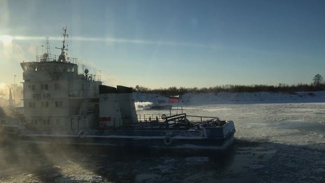 Жесть длинная очередь зимняя переправа паром р Енисей Tin long queue winter crossing ferry R Yenisei смотреть онлайн