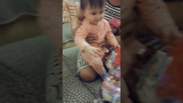 Первые новогодние сладости от бабушки для Эмиссы. смотреть онлайн