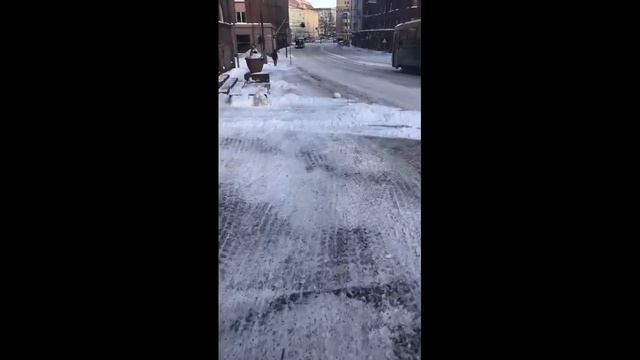 Уборка улиц от снега в Хельсинки зимой