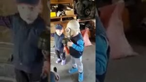 Прикол с дедом в гараже) одеваем противогаз