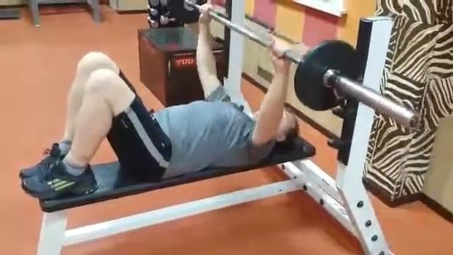 Жим с ногами на скамье смотреть онлайн