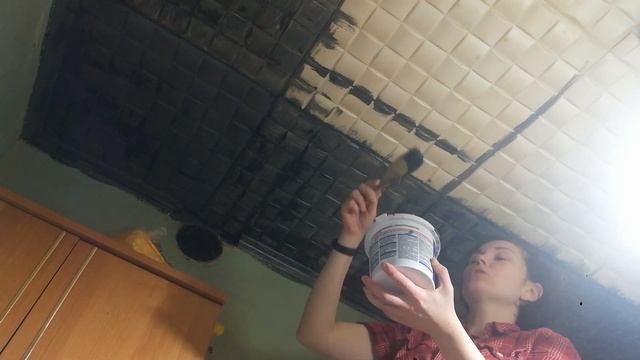 Как я красила потолок из плитки / темный потолок / покраска потолка смотреть онлайн