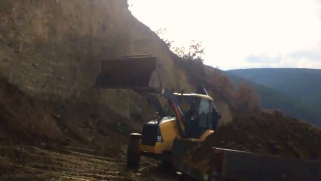 Volvo BL61 Plus Bekoloder İş Makinesi Traktörlere Hafriyat Yüklüyor смотреть онлайн