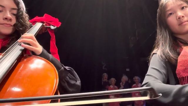 2 Cellos Play Sleigh Ride смотреть онлайн