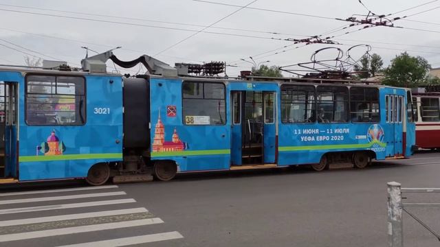 Зажал трамвай людей практически и не может выехать. Сломался трамвай. О городской жизни . смотреть онлайн