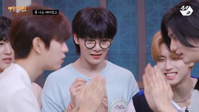 [거치면 흥하리] 할머니 앞에서 침대셀카 찍고 간 손주돌이 있다? 스트레이 키즈의 슼망진창 노래잔치까지? (ENG SUB) | HIT Village