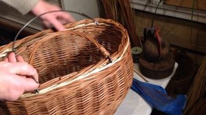 Большая корзина для грибов с откидными ручками.