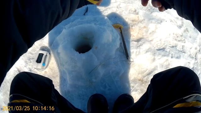 Весенняя рыбалка , поиск мирной рыбы, последний метровый лёд ? смотреть онлайн