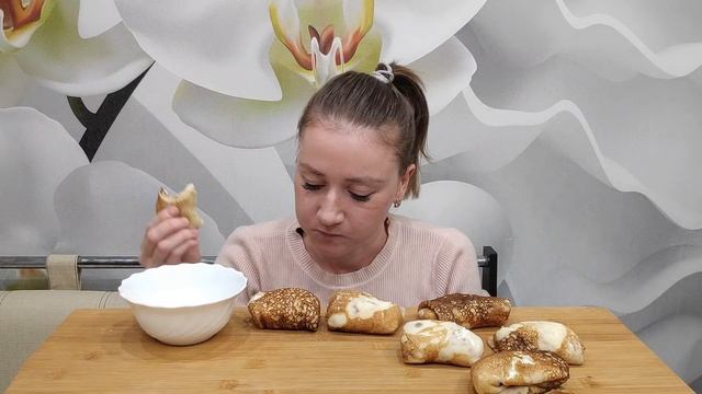 МУКБАНГ БЛИНЫ С ТВОРОГОМ И СМЕТАНОЙ | MUKBANG PANCAKES WITH COTTAGE CHEESE AND SOUR CREAM смотреть онлайн