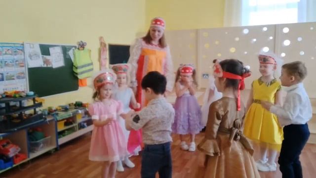 Русская народная игра "Передай платочек". смотреть онлайн