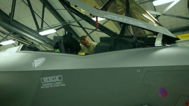 "Unleashing the Power of the New Super F-22 Raptor" смотреть онлайн