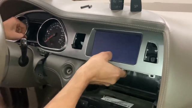 Audi Q7 как снять штатную магнитолу смотреть онлайн