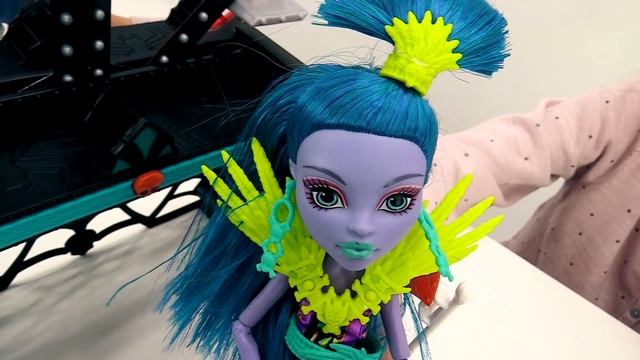 Игры для девочек - Кукла Монстр Хай Джейн заболела смотреть онлайн