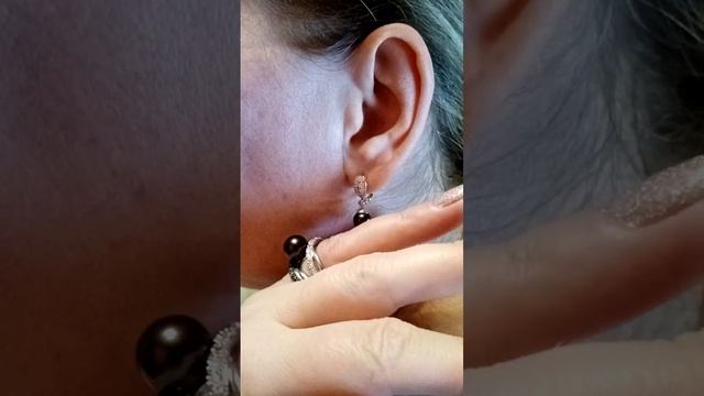 Серебряные серьги и кольцо с чёрным жемчугом и фианитами смотреть онлайн
