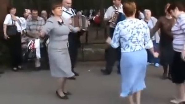 Измайловский пятачёк, НАШИ ПЛЯШУТ