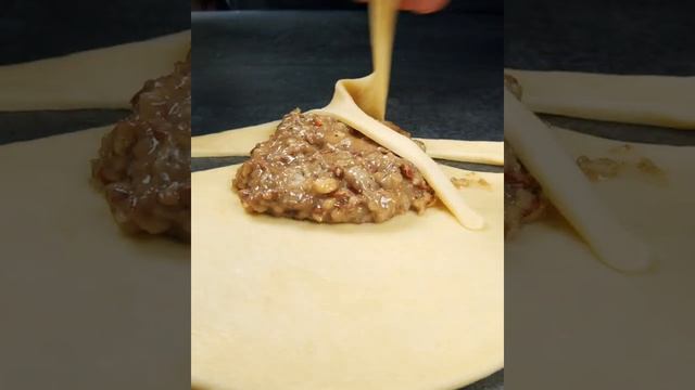 Открытый пирожок с халвой