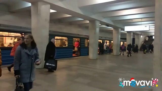 Электропоезда 81-710 "Ёж-3" на станции метро Беговая // 4 января 2019 года смотреть онлайн