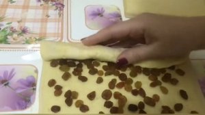 Рулет из слоёного теста с изюмом