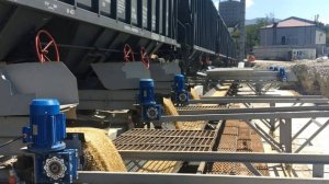 Выгрузка зерна из вагона на ленточный транспортёр производства ООО "Промстройкомплект"