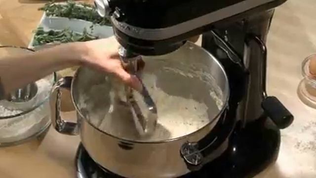 KitchenAid KitchenAid® KP26M1X Professional 600 Series 6 Quart Bowl Lift Stand Mixer Product Demo смотреть онлайн