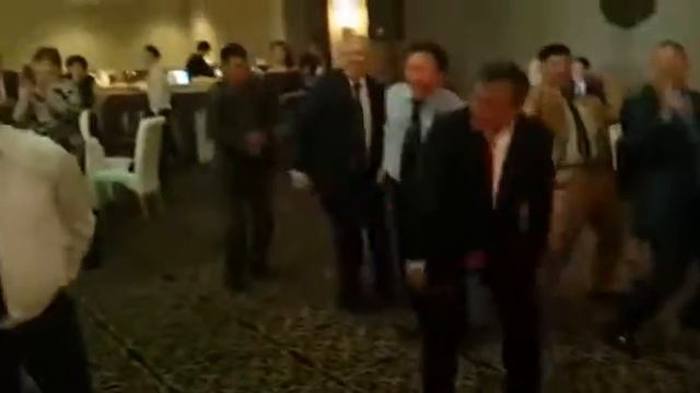 Женился в 50 лет! Вот как друзья радуются!!! смотреть онлайн