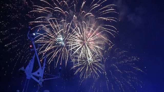 Giant cruise ship festival in Hamburg (Germany) смотреть онлайн