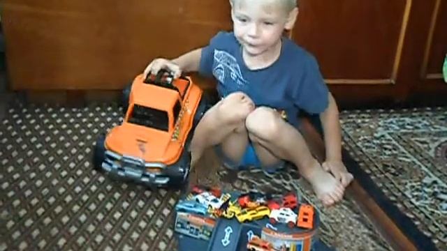 Мистр Макс играет в машынки смотреть онлайн