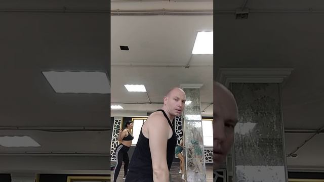 Приседание Плие выполняют с широкой постановкой ног. Плие с отягощением в 15 кг. Блин 15 кг. Сила. смотреть онлайн